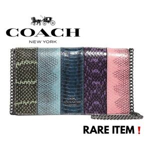 𝐂𝐎𝐀𝐂𝐇 | 𝙐𝙣𝙞𝙦𝙪𝙚 𝙁𝙞𝙣𝙙! ✨ Callie Foldover Chain Clutch In Ombre Snakeskin